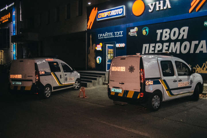 Вночі у Києві невідомі пограбували лотерею «Спорт-лото» (фото, відео)