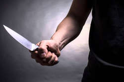 Молодик напав з ножем на бабусю і відібрав ювелірні прикраси