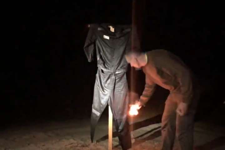 Сенцов спалив робу ув'язненого, яку носив у полоні: відео