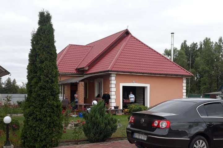 Зловмисники проникли до оселі потерпілих - На Київщині затримано озброєну банду, яка вдерлася до будинку підприємців