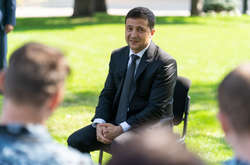 Появились фото Зеленского с освобожденными моряками