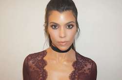 Кортни Кардашьян показала архивное фото с сестрами