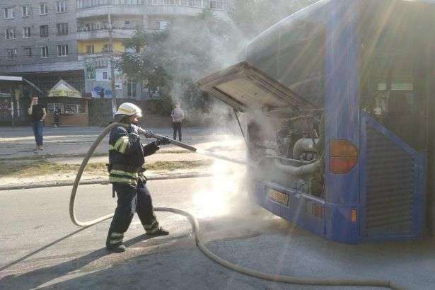На Дніпропетровщині загорівся пасажирський автобус