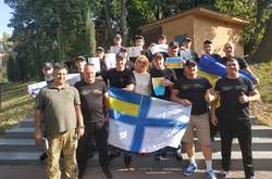 Звільнені з російського полону моряки їдуть додому після проходження медичного обстеження