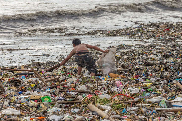 У бідному селі на Філіппінах пластикове сміття обмінюють на їжу