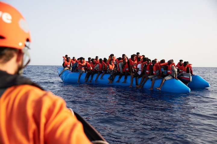 Німеччина готова прийняти з Італії чверть врятованих у морі мігрантів