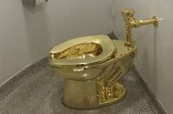Золотий унітаз художника Мауріціо Каттелана