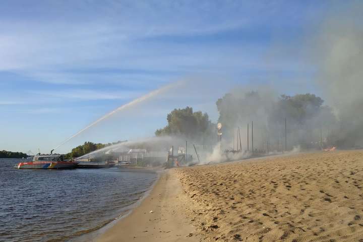 У Києві у Гідропарку сталася пожежа на пляжному комплексі