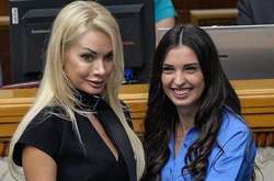 Народний депутат прийшла до Верховної Ради в нашийнику (фото)