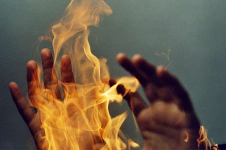 У Запорізькій області чоловік облив бензином та підпалив свою знайому