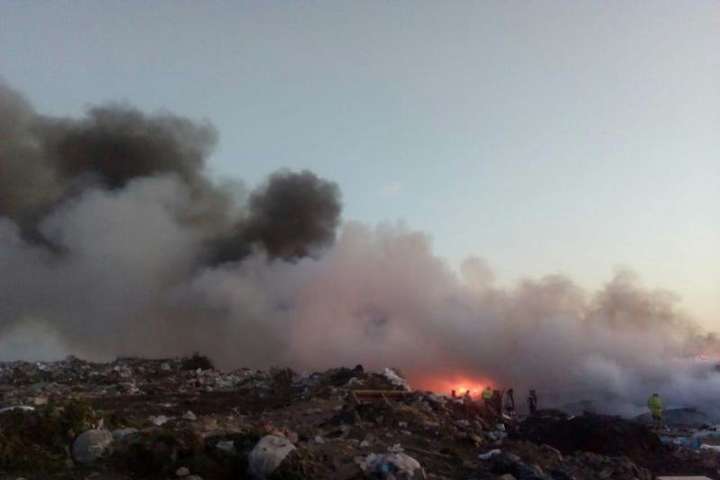 Пожежу на сміттєзвалищі поблизу Рівного загасили - ДСНС