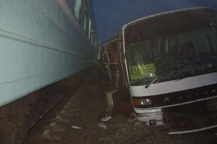 У Казахстані потяг протаранив пасажирський автобус, 2 людини загинули і 9 поранено (відео)