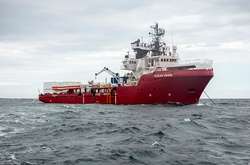 Новий уряд Італії дозволив мігрантам з судна Ocean Viking зійти на берег