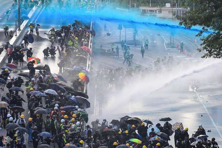 Протести у Гонконзі: поліція застосувала газ і водяні гармати