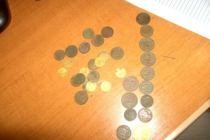 Росіянин намагався вивезти з України майже 100 монет (фото)