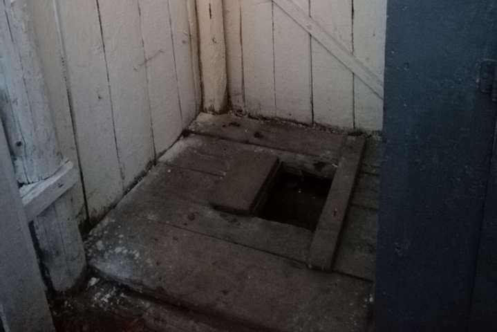 На Закарпатті першокласник провалився у шкільний вуличний туалет