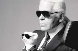 В Париже открылась выставка, посвященная лучшим показам Chanel эпохи Карла Лагерфельда