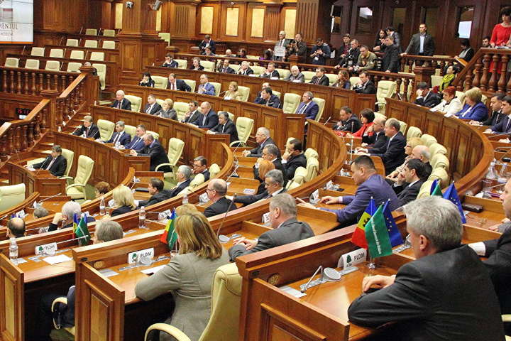 У Молдові затримали двох депутаток парламенту через звинувачення в корупції