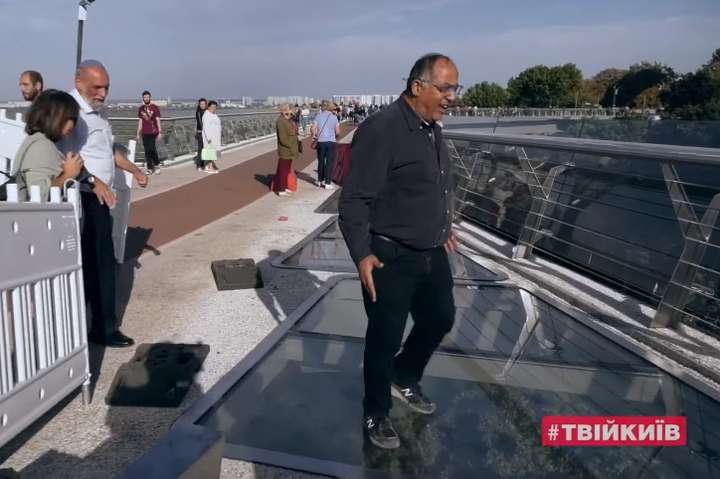 На «мосту Кличка» відкрили оновлену скляну підлогу (відео)