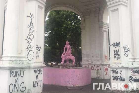 Київський фонтан «Самсон» відмили від рожевої фарби (фото)
