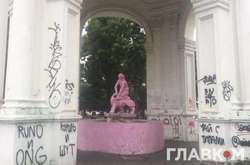 Київський фонтан «Самсон» відмили від рожевої фарби (фото)