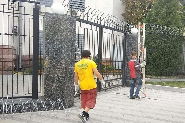 У Києві паркан російського посольства знову взялися «звільняти» від колючого дроту