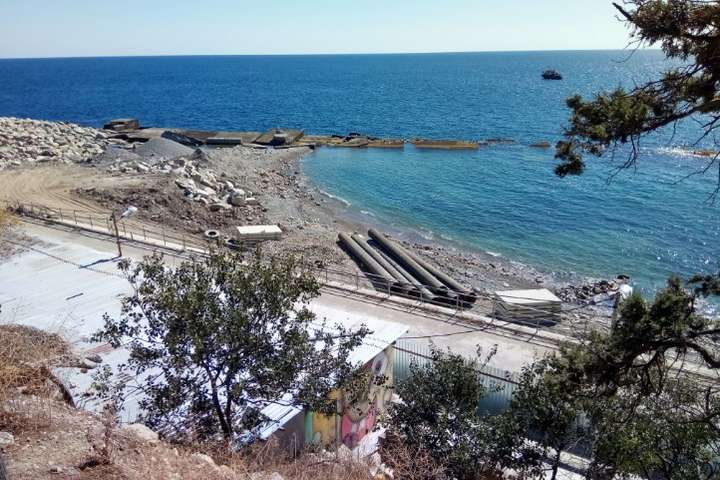 Знову «не сезон»? В мережі показали фото спустошених кримських пляжів