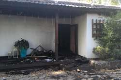 Вночі 17 вересня невідомі спалили будинок ексглави НБУ в селі Гореничі під Києвом, кинувши пляшку із запальною сумішшю