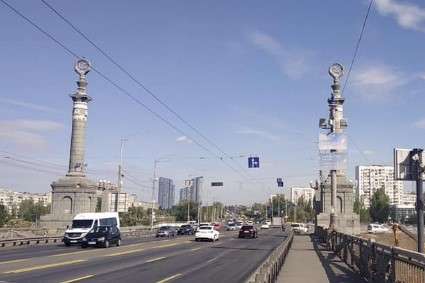У Києві під'їзд до мосту Патона «очистили» від реклами (фото)