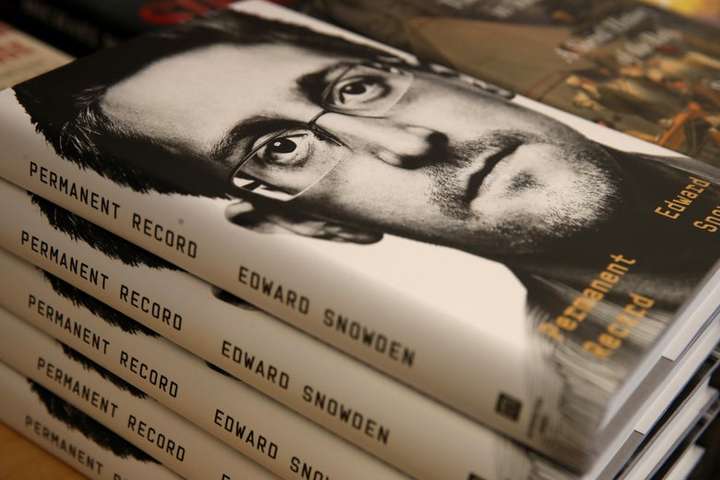 Мемуари Сноудена стали бестселером