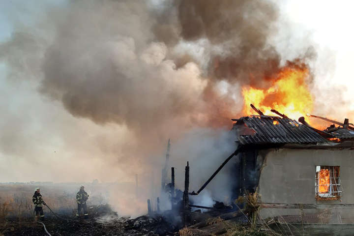 На Київщині через загоряння сухостою згорів будинок