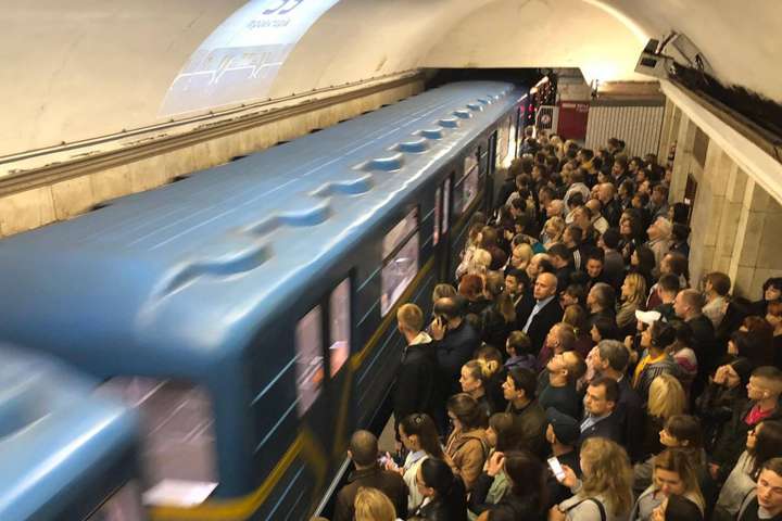 У київському метро колапс через події на мосту Метро 