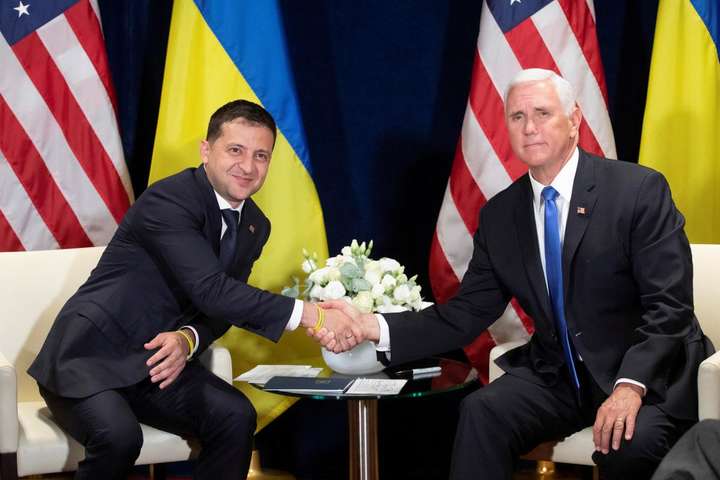 Зеленський обговорив із віцепрезидентом США безпекову допомогу Україні