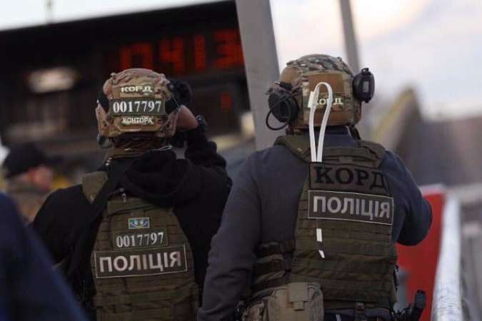 Угрожавшего взорвать мост в Киеве задержали