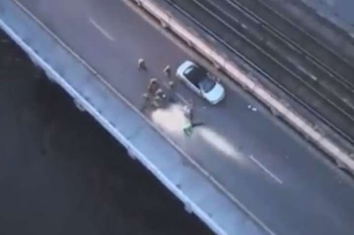 Спецоперація силовиків на мосту Метро: з’явилось відео затримання терориста 