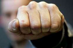 На Донеччині в суді невідомі побили прокурора і пошкодили його авто