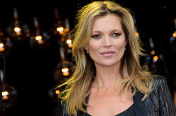 45-летняя Кейт Мосс засветила стройные ноги в платье мини