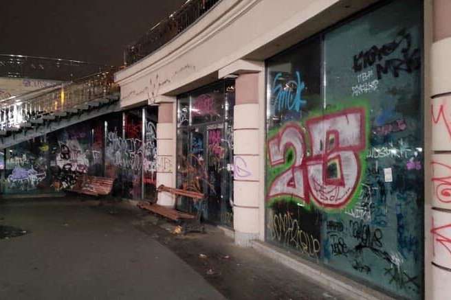 У Києві вандали зіпсували будівлі на Поштовій площі