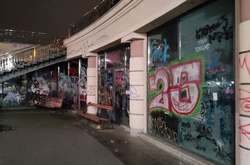 У Києві вандали зіпсували будівлі на Поштовій площі