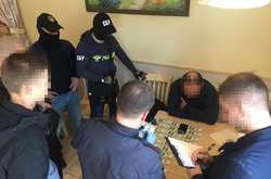 Учасники злочинної групи вимагали з підприємця 300 тисяч доларів
