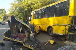 На Молдаванці після зіткнення з маршруткою легковик перетворився на металобрухт