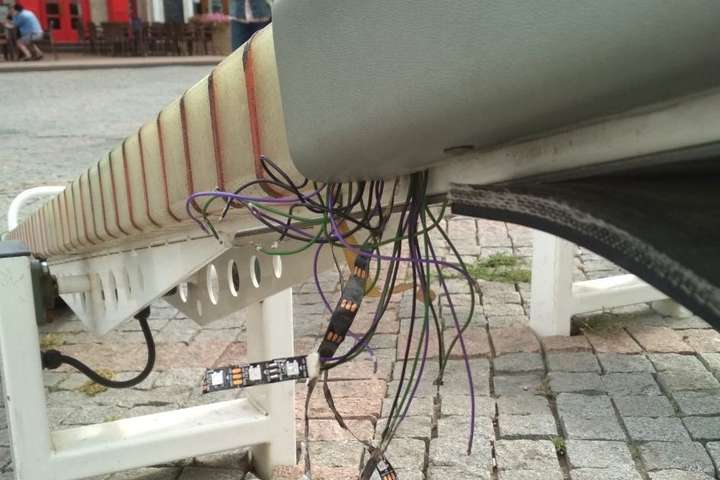Вандали зламали led-гойдалку на Грецькій площі