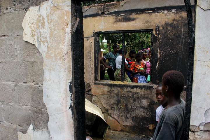 27 детей погибли в Либерии из-за пожара в школе