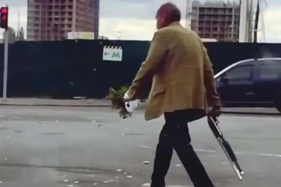 У Києві помітили чоловіка з рушницею і букетом квітів