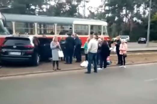 У Києві біля ринку «Юність» машина влетіла у трамвай