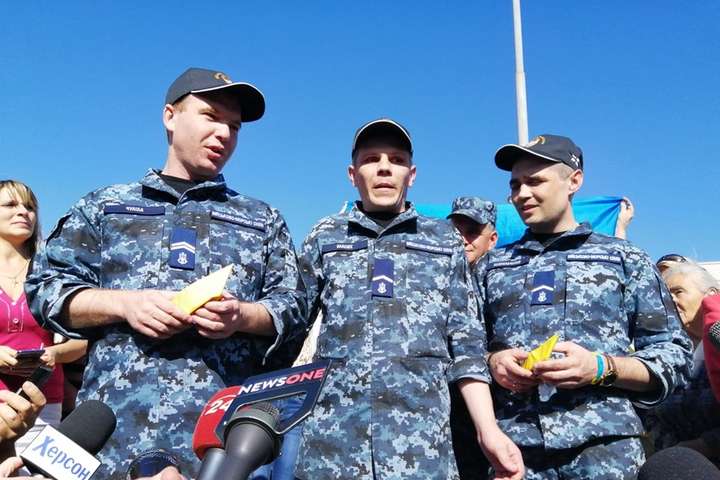 <p>Серед тих, хто зустрічав моряків – волонтери, рідні моряків, журналісти, представники влади</p> - На Херсонщині зустріли звільнених з російського полону моряків