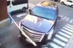 У центрі столиці нетерплячий водій зніс шлагбаум біля свого будинку  