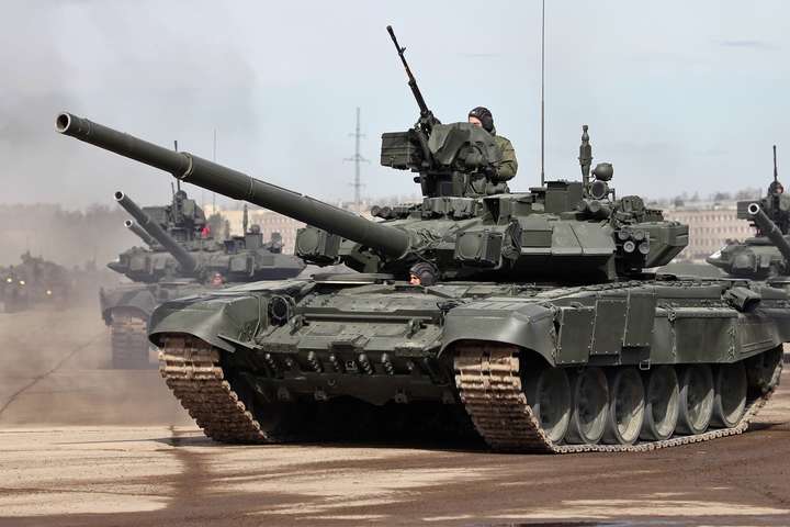 Россия стягивает танки вплотную к границе с Украиной (видео)