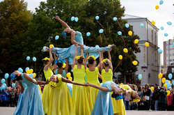 У Вінниці відзначають День Миру танцями і запуском в небо синьо-жовтих кульок