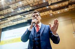 Премьер Алексей Гончарук: школьные фото и воспоминания классной руководительницы